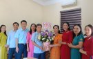 Đảng uỷ, HĐND, UBND, MTTQ, các tổ chưucs chính trị xã hội tặng hoa Hội LHPN thị trấn nhân kỷ niệm 93 năm ngày thành lập Hội LHPN Việt Nam