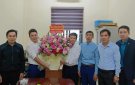 Đảng uỷ, HĐND, UBND, MTTQ thị trấn tặng hoa chúc mừng hội CCb nhân dịp 34 năm thành lập Hội CCB Việt Nam