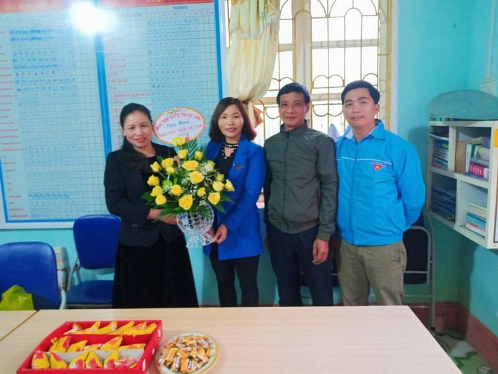 Có thể là hình ảnh về 4 người, trong đó có Hà Thị Thanh Thủy và Cao Lam, mọi người đang đứng, hoa và trong nhà