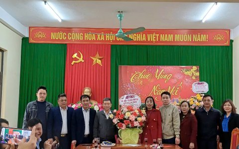 HĐND, UBND, MTTQ, Trưởng các tổ chức chính trị xã hội tặng hoa chúc mừng Đảng uỷ thị trấn nhân kỳ niệm 95 năm ngày thành lập Đảng Cộng Sản Việt Nam.