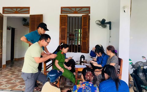 Đoàn Thanh niên thị trấn Sao Vàng phối hợp với Công an thị trấn hỗ trợ người dân tham gia góp ý vào Dự thảo sửa đổi Hiến pháp trên VNeID