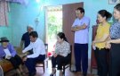 UỶ BAN NHÂN DÂN HUYỆN THĂM HỎI, TẶNG QUÀ VÀ PHỤNG DƯỠNG CHO  BÀ MẸ VIỆT NAM ANH HÙNG THỊ TRẤN SAO VÀNG
