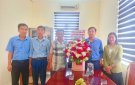Đảng uỷ, HĐND, UBND, MTTQ, các đoàn thể thị trấn tặng hoa chúc mừng Hội nông dân nhân kỷ niệm  93 năm ngày thành lập Hội Nông dân VN