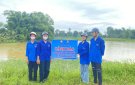 Đoàn thanh niên thị trấn Sao Vàng phối hợp cắm biển cảnh báo phòng chống đuối nước