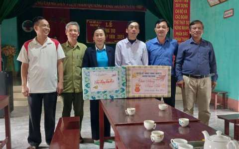 ĐẠI ĐIỆN ĐẢNG UỶ, HĐND, UBND, MTTQ, TRƯỞNG CÁC TỔ CHỨC CHÍNH TRỊ - XÃ HỘI THĂM HỎI TÌNH HÌNH SẢN XUẤT, ĐỜI SỐNG NHÂN DÂN VÀ TẶNG QUÀ TẾT CÁC KHU PHỐ