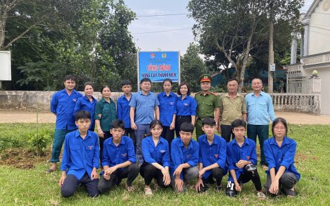 Đoàn thanh niên thị trấn phối hợp thực hiện công trình "Hàng cây thanh niên" tại Khu phố 10
