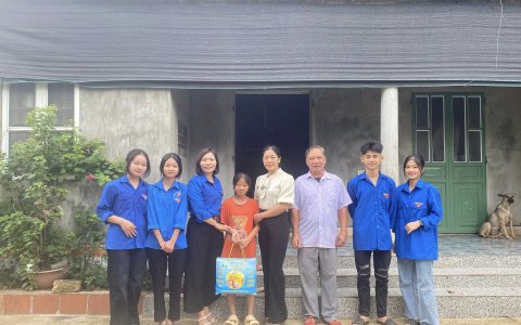 ĐOÀN THANH NIÊN THỊ TRÂN SAO VÀNG THĂM, TẶNG QUÀ CHO CÁC EM THIẾU NHI CÓ HOÀN CẢNH KHOÁ KHĂN NHÂN NGÀY 01/6