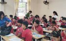 Đoàn Thanh niên thị trấn Sao Vàng phối hợp với Công an thị trấn Sao Vàng và tổ công tác của địa phương tổng kiểm tra đồ dùng, phương tiện của học sinh có biểu hiện vi phạm .