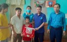 ĐU-HĐND-UBND-MTTQ thị trấn Sao Vàng và Đoàn thanh niên thị trấn trao quà cho các em thiếu nhi có hoàn cảnh đặc biệt nhân dịp tháng hành động vì trẻ em và tết thiếu nhi 01/6